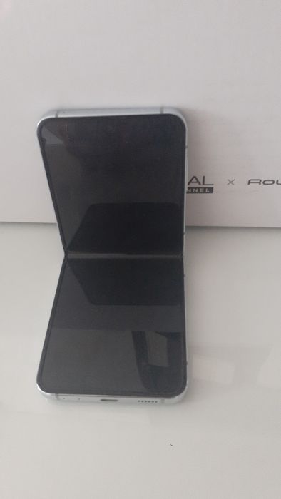 Здравейте,продавам Samsung flip 5