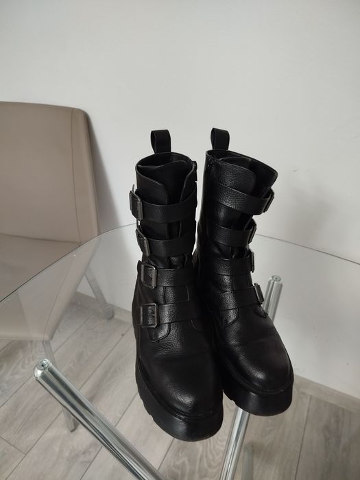 Vând 4 perechi de pantofi, preț negociabil.