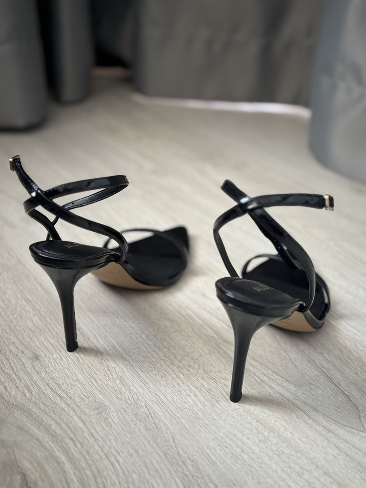 Сандали на висок ток Aldo 39р.