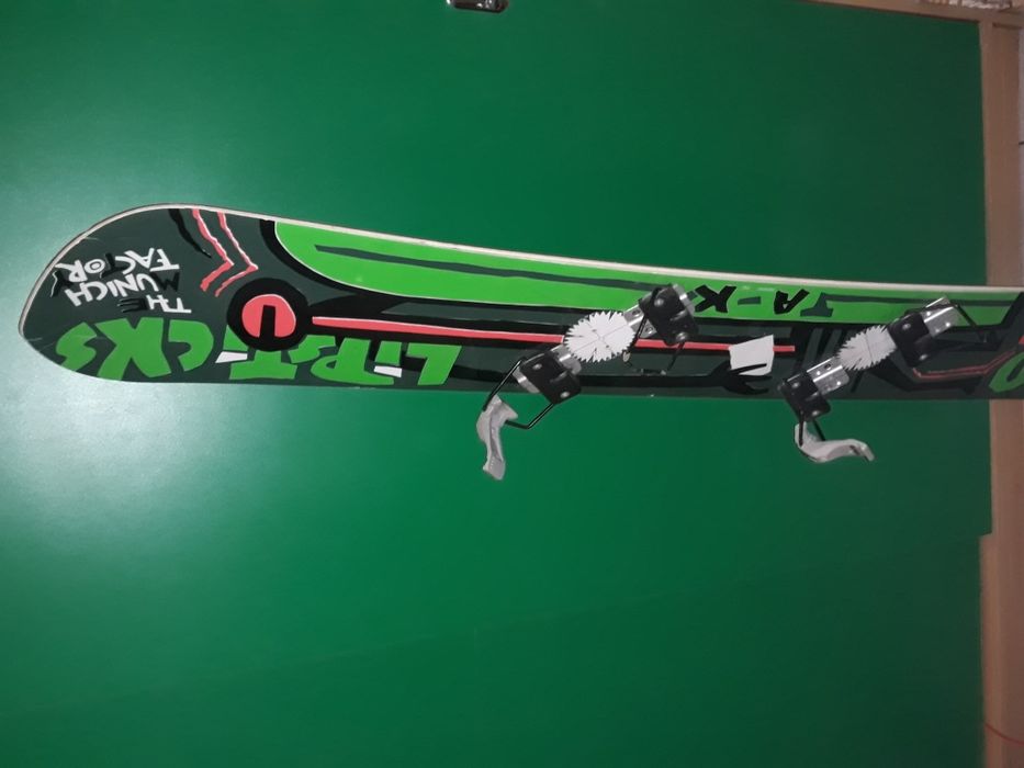 Clăpari, schiuri, ochelari, bețe, cască ski