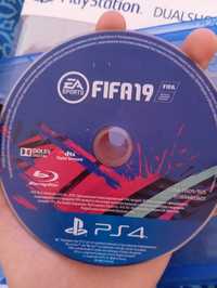 Продам FIFA 19 на пс 4