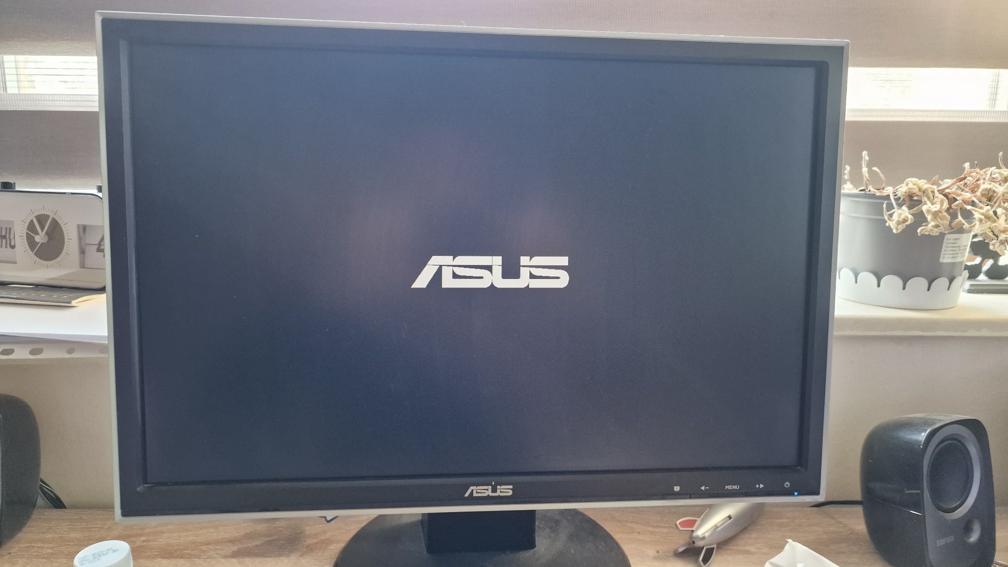 Продавам монитор Asus 19"