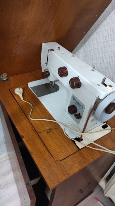 Машинка швейная Чайка 143