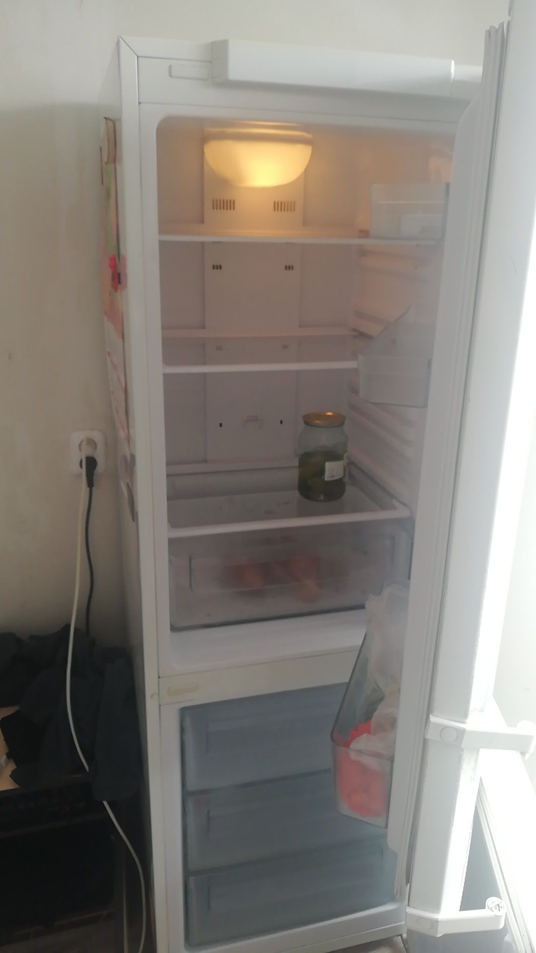 Продаются холодильник 30000 находится В Акстасе