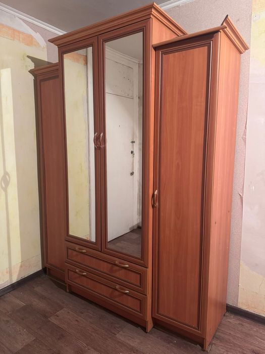 Продам Шкаф и комод.