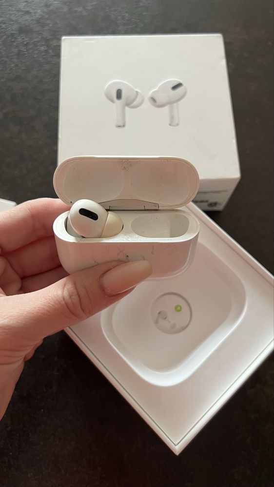 Продам AirPods, 1 наушник утерян