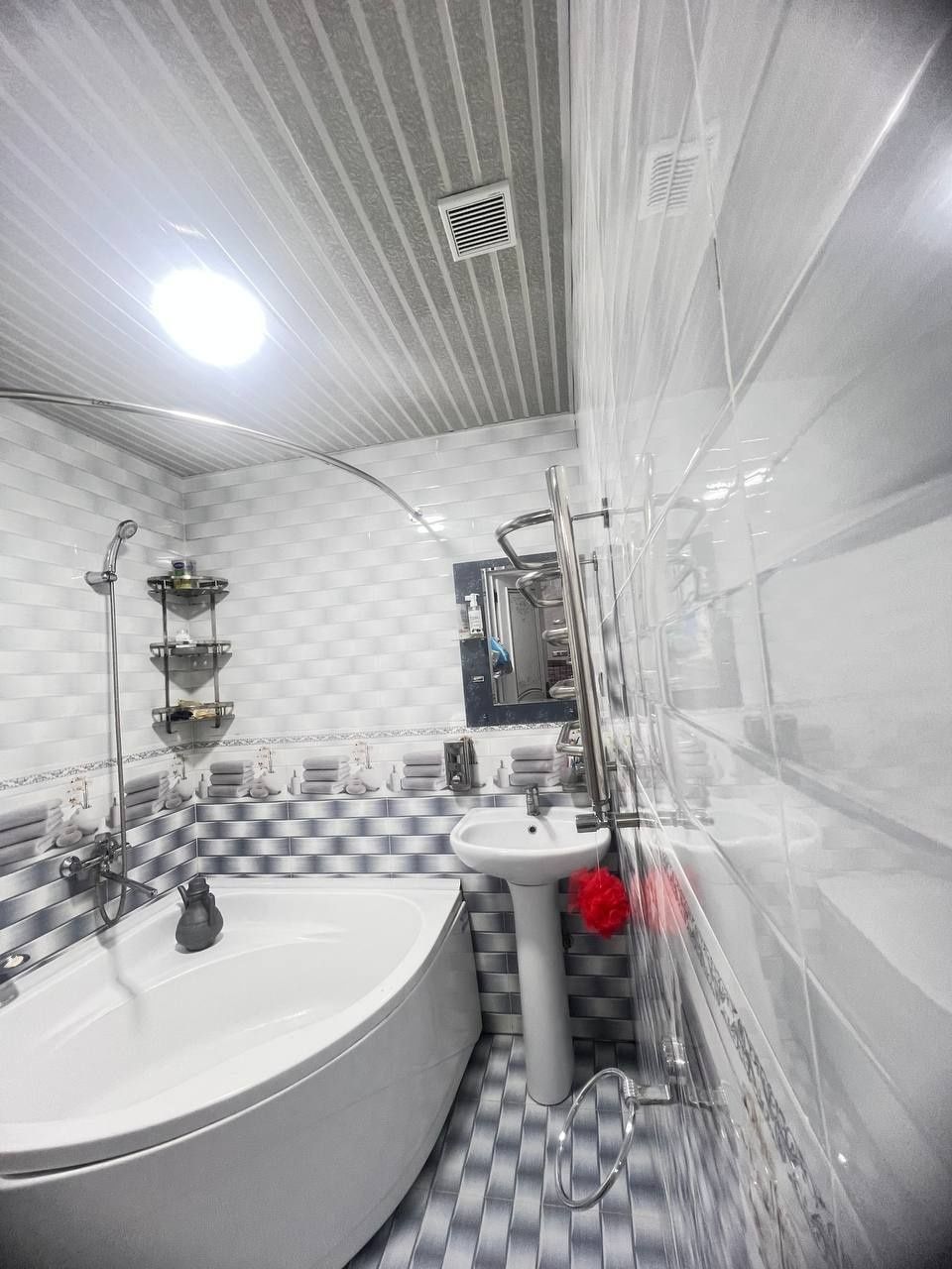 Срочно продается 2х комнатная новостройка,62м²