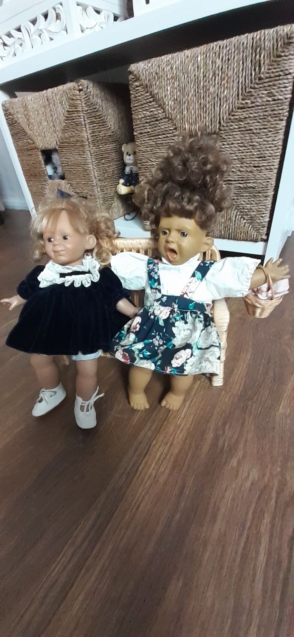 Две малки испански кукли