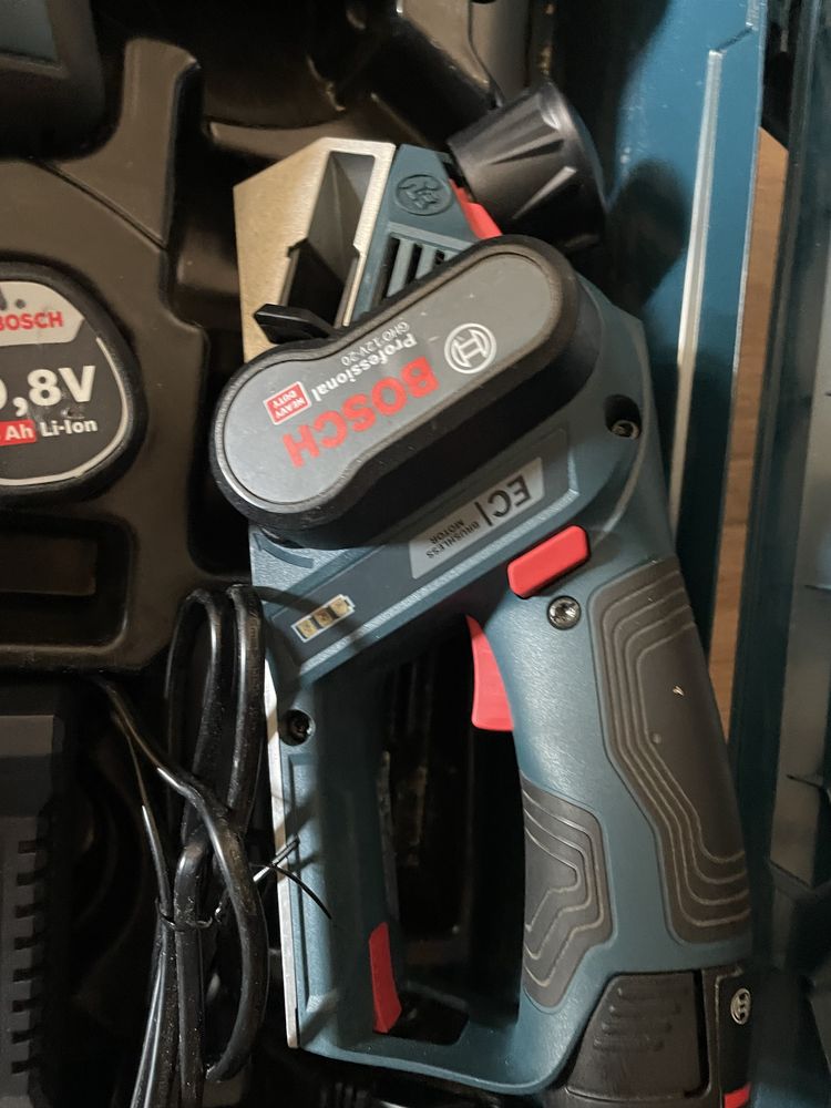Bosch set 10,8v rindea si freza de canturi