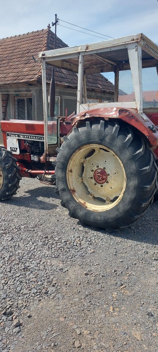 Tractor ih case international 744