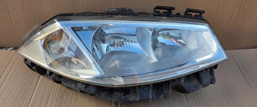 Vând  far dreapta Renault Megane 2 (2004–2006) Valeo original