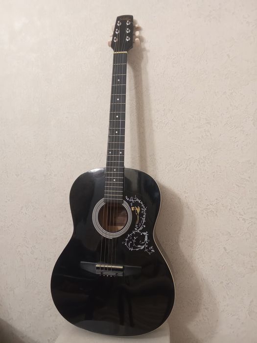 Продам гитару с чехлом