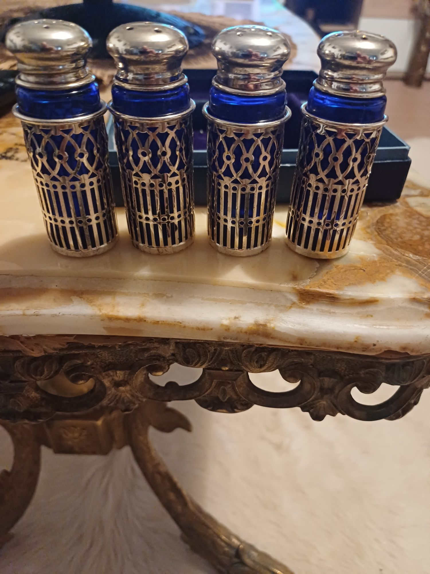 Vând set pentru sare și piper!