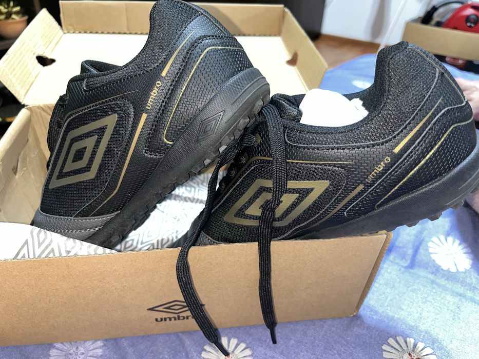 Adidasi Umbro fotbal sintetic