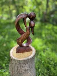 Sculptura lucrata manual din lemn