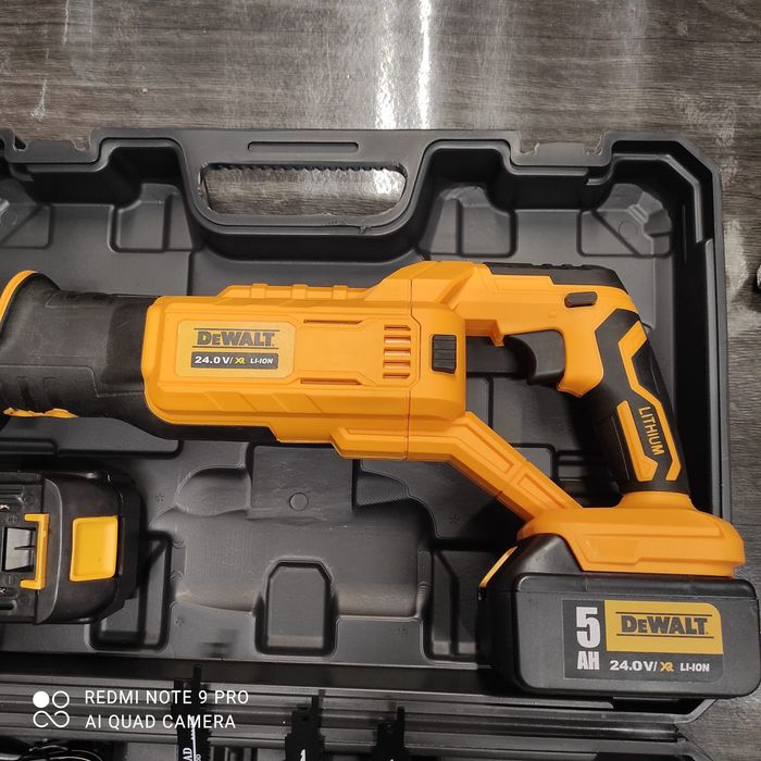 Fierastrau dewalt tip sabie cu 2 acumulatori ,accesorii și cutie de t