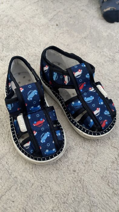 Сандали новые 20р 2000