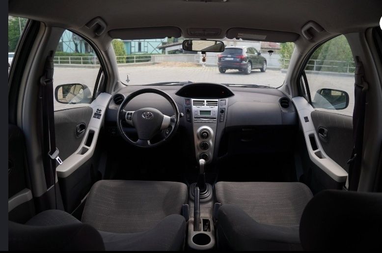Toyota Yaris II Facelift 1.0 VVTI Echipare LUNA