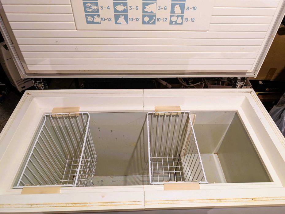 Морозильная камера ларь б/у отдам даром.