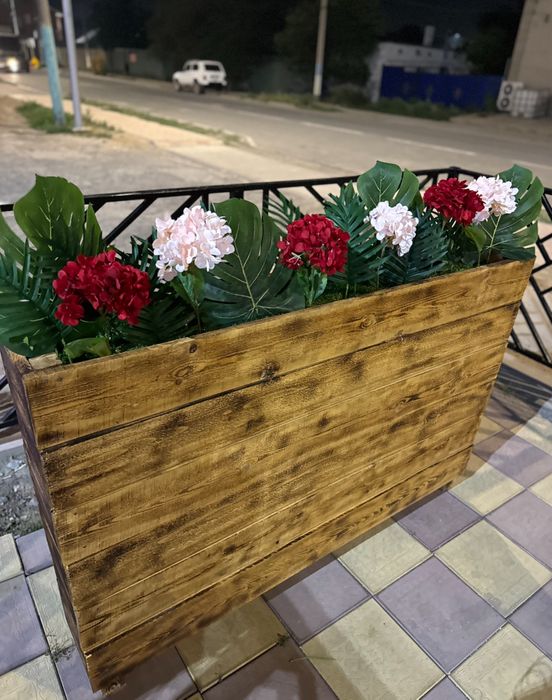 Деревянный ящик с искусственными цветами