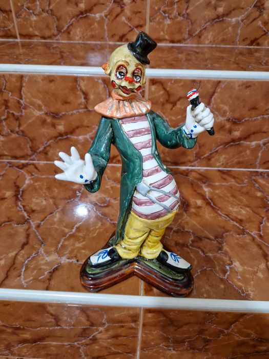Прекрасна антикварна колекционерска порцеланова испанска фигура Клоун