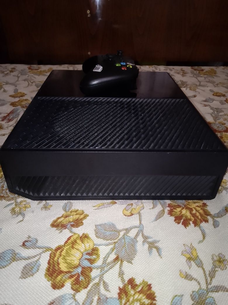 Vând Xbox One cu un controler și 3 jocuri