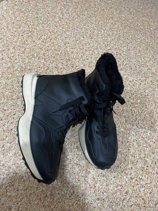 Кроссовки  женские  новые  срочно  продам