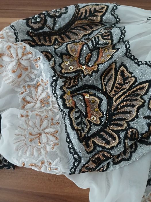 Ie traditionala veche