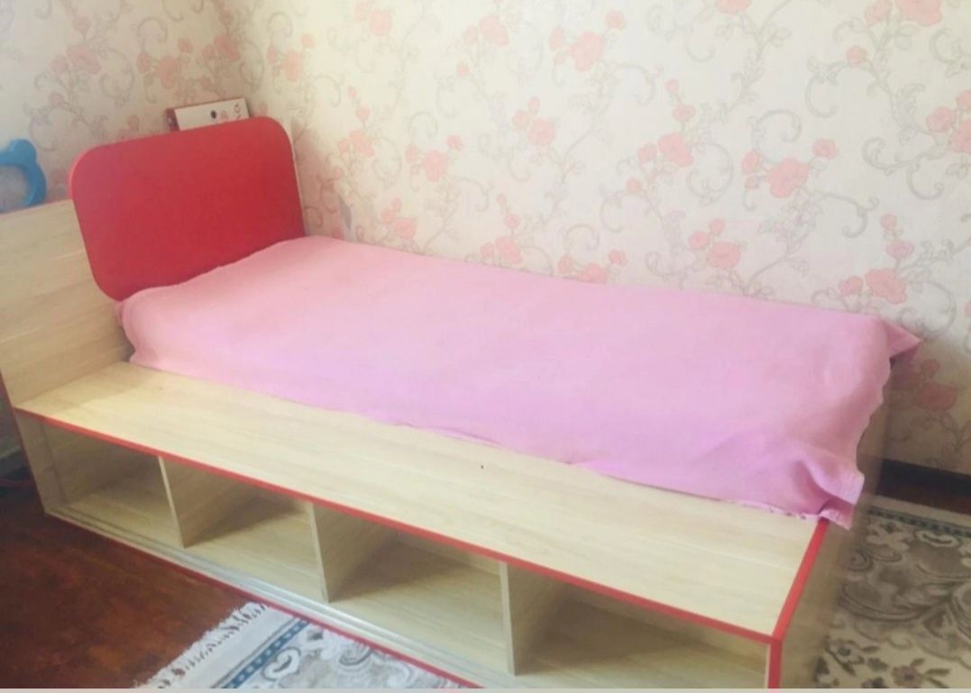 Кровать новый камод айнасымен стол