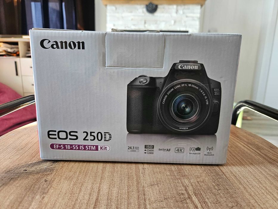 Фотоапарат Canon EOS250D + обектив 18-55mm f/4-5.6