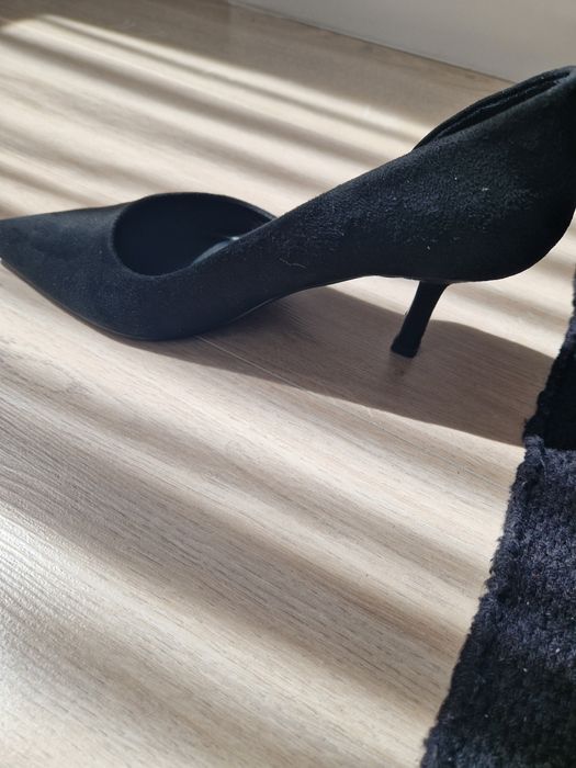 Vând pantofi cu toc