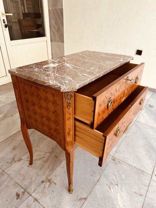 Античен френски комод с мраморен плот и инкрустация – Луи XV стил