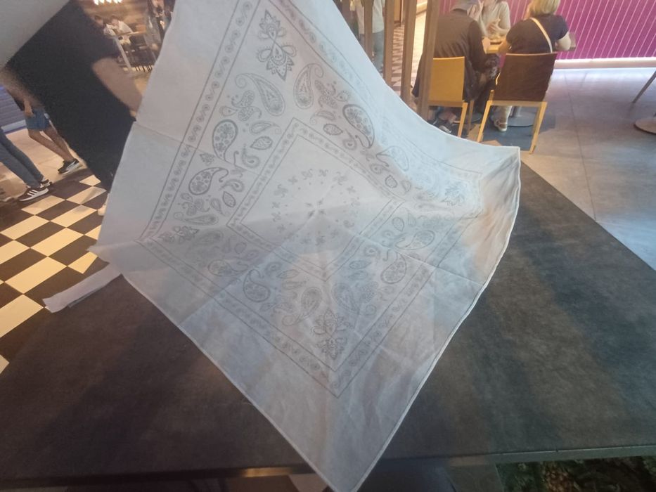 Bandana folosita o singura data. Predare personala in Bucureşti.