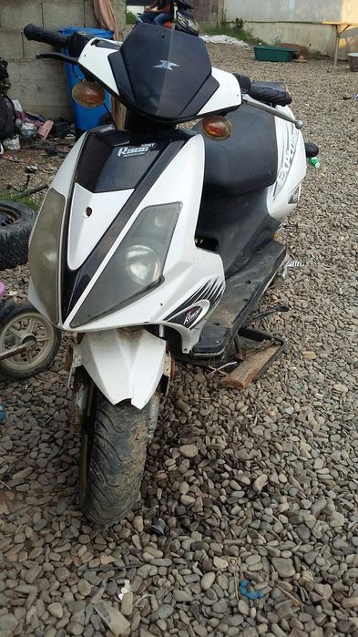 Vând scuter expoiler că defect nu știu ce are nu mă pricep la ele