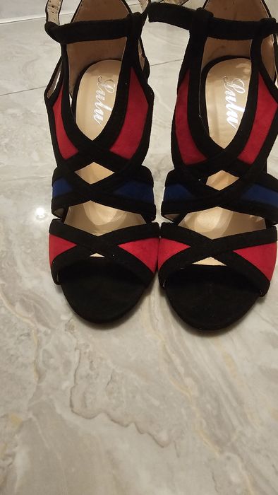 Vând rochii si sandale