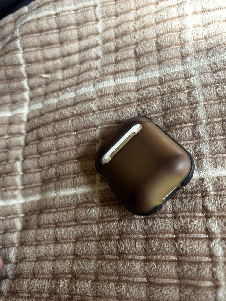 Продам кейс от оригинального Air pods 1