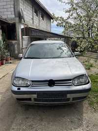 Vand Golf 4 pentru piese ( motor cutie impecabil )