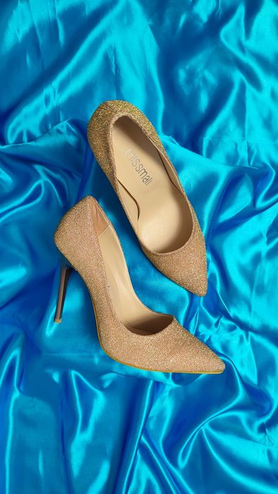 Класически лъскави обувки на ток