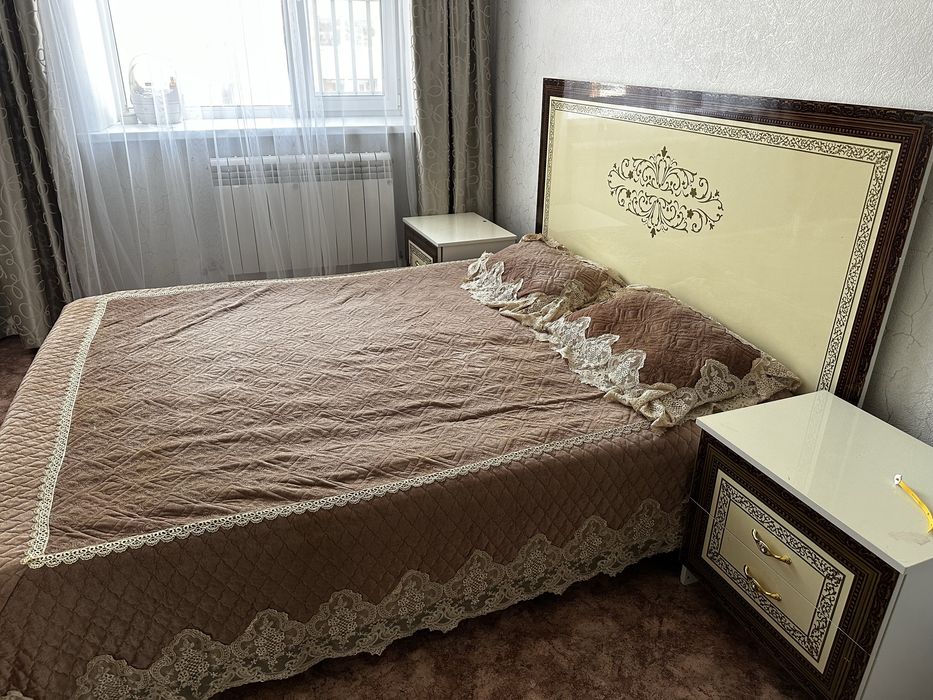 Продам кровать с матрасом+ 2 тумбочки