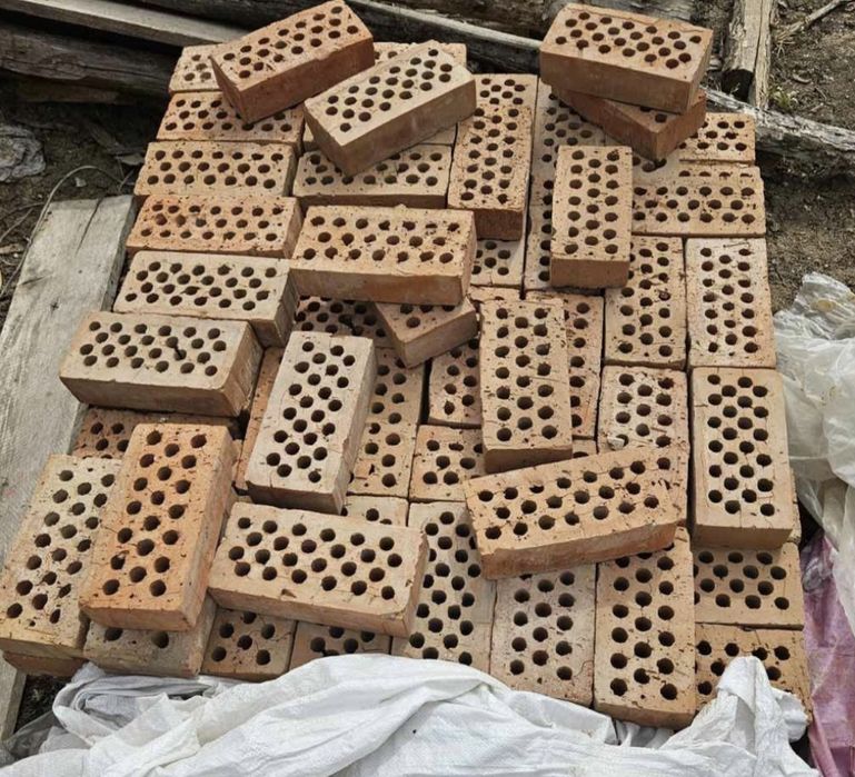 Продават се тухли единички