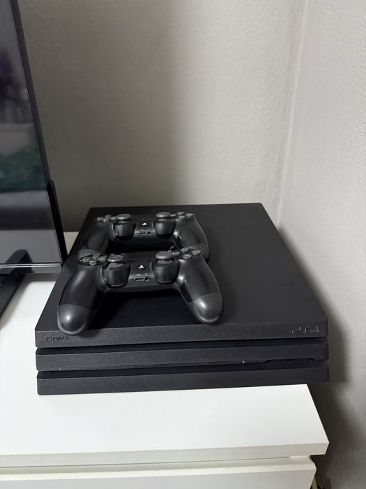 Ps4 Pro +2 manete +2 jocuri