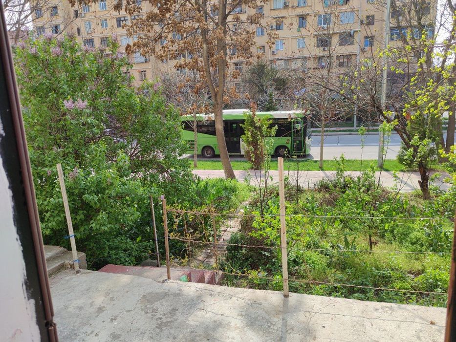Юнусабад 10 квартал 1 дом у дороги Продается своя 3х-комнатная.