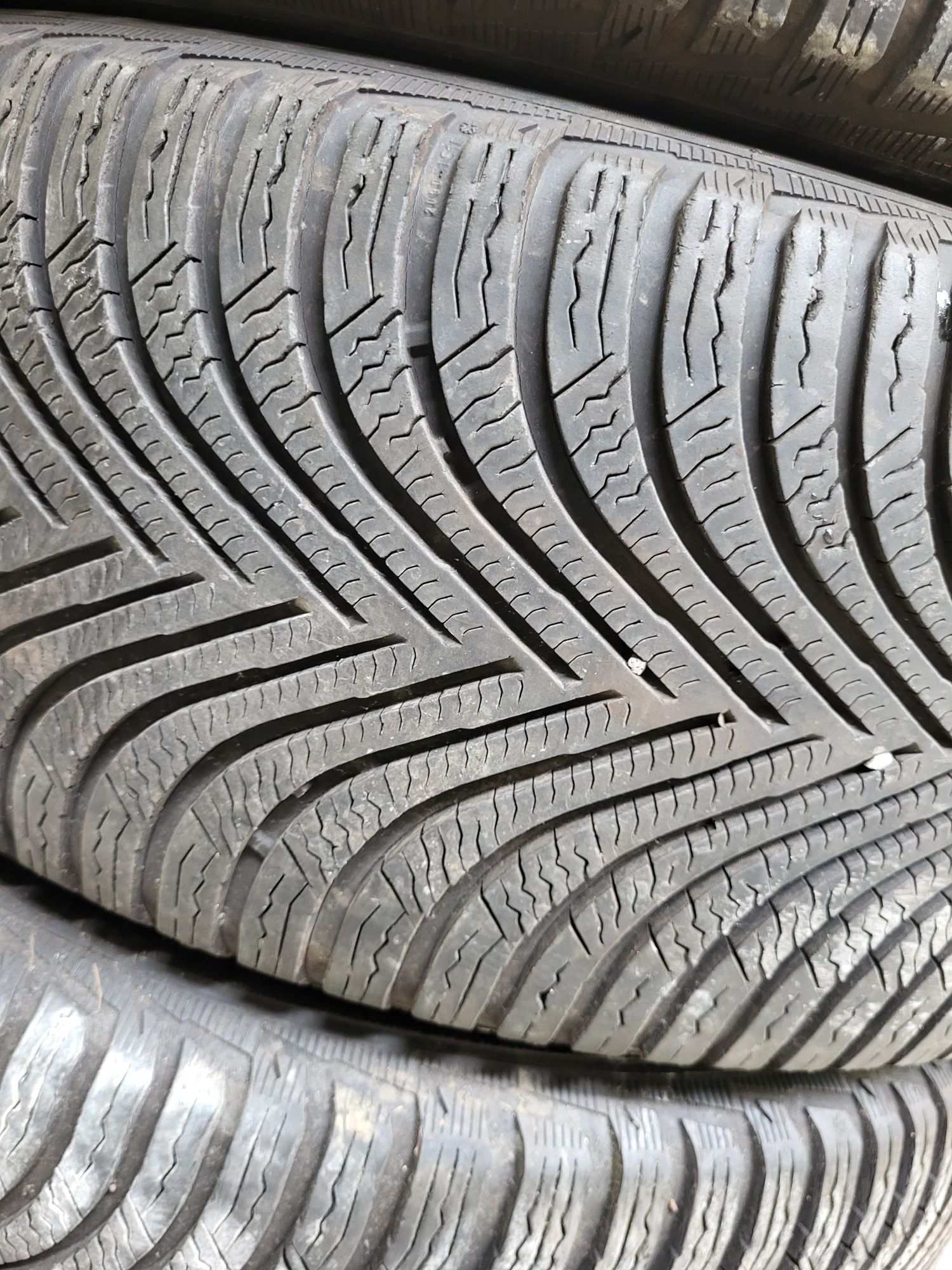 4 бр зимни 225/55/17 Michelin RFT