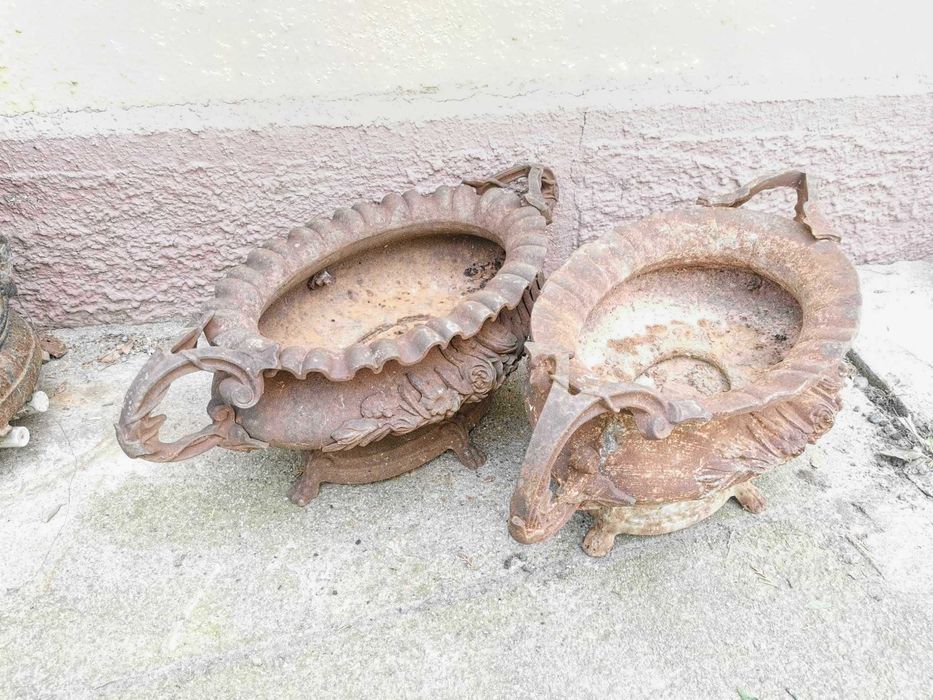 Amfora de gradina din fier vintage