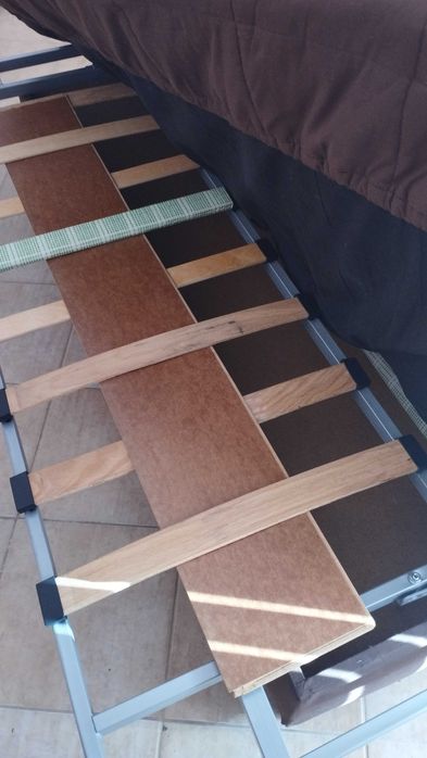 Диван разтегателен + подарък стъклена масичка