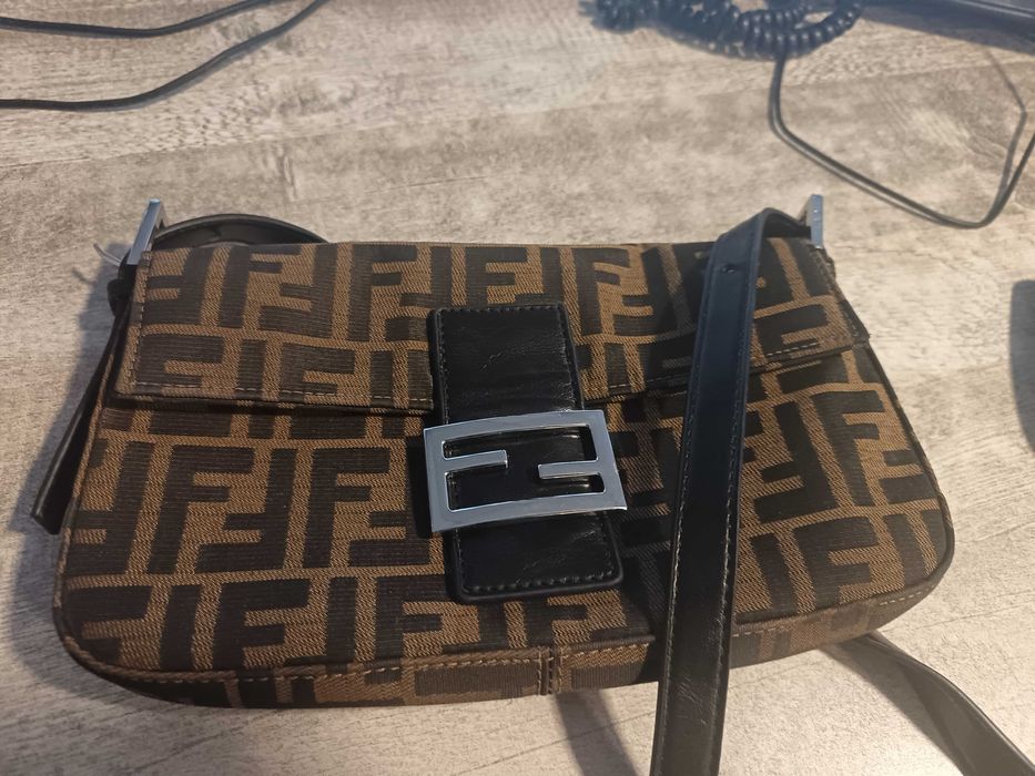 Vând geanta noua Fendi