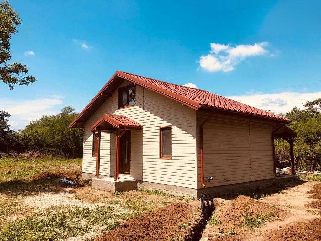Casa, garaje auto din structura metalica si panou sandwich termoizolat