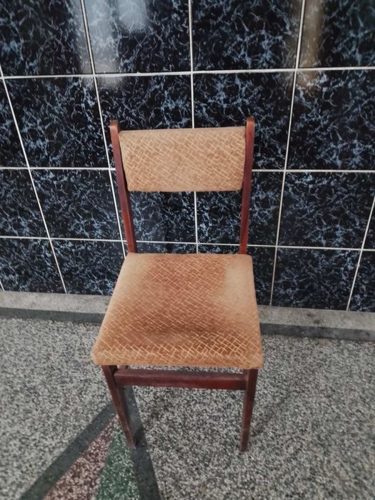 Дървени столове с тапицерия