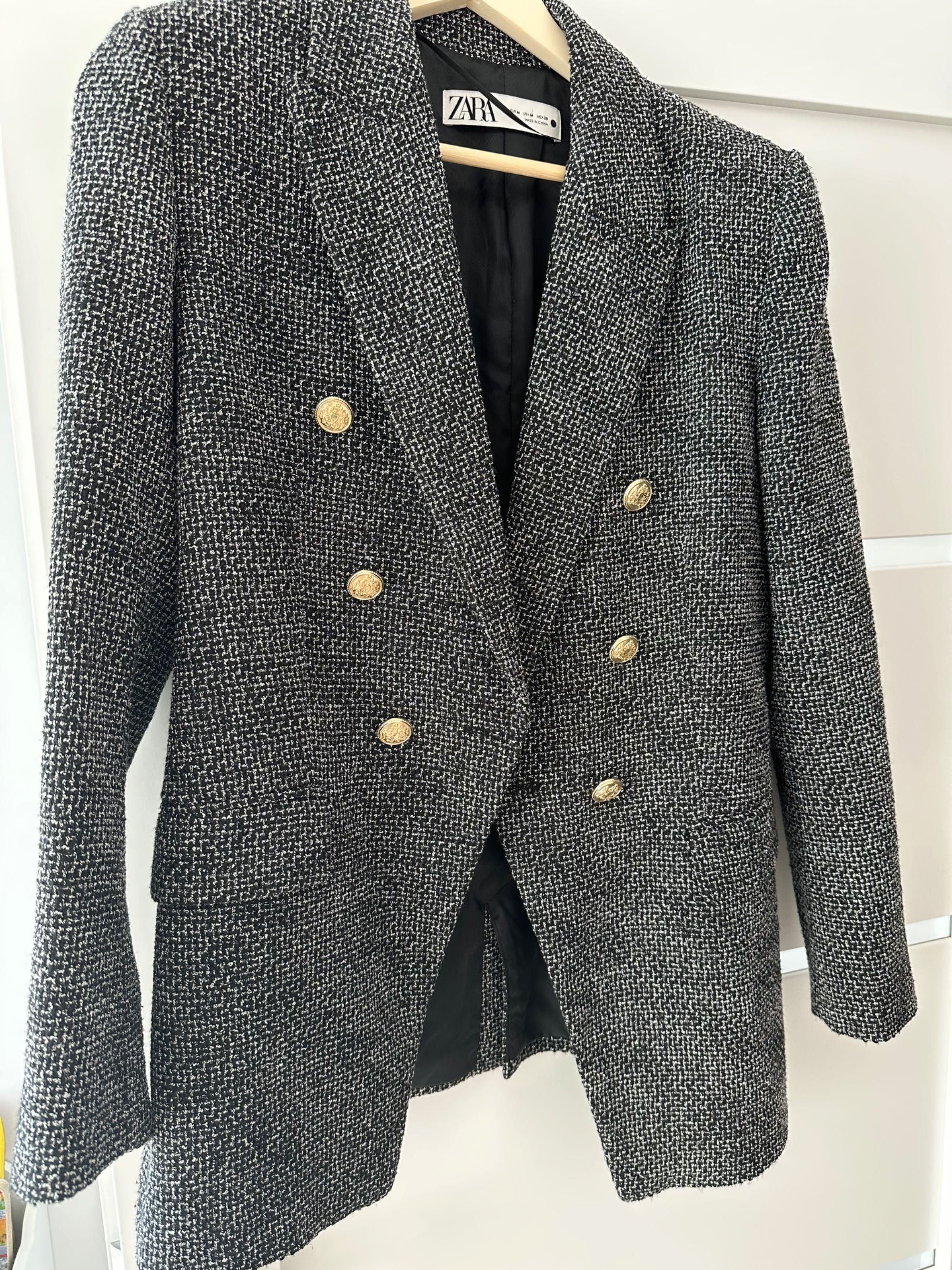 Разкошно туид сако със златни елементи ZARA