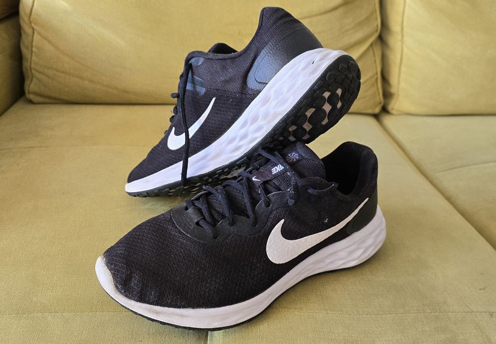 Маратонки NIKE Revolution номер 44